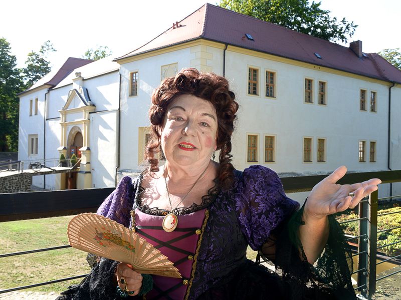 Monika Auer begrüßt als Madame Johanne Eleonore Sophie von Klettenberg Gäste im Museum Schloss und Festung Senftenberg